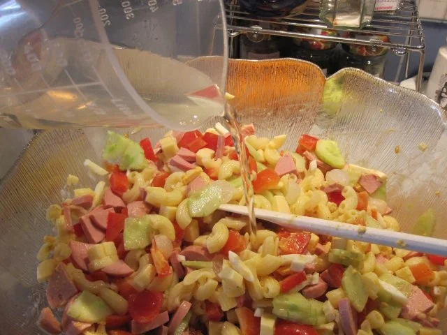 Rezept: Salat: Wurst-Nudelsalat Bild Nr. 6 Salat: Wurst-Nudelsalat - Rezept - Bild Nr. 6