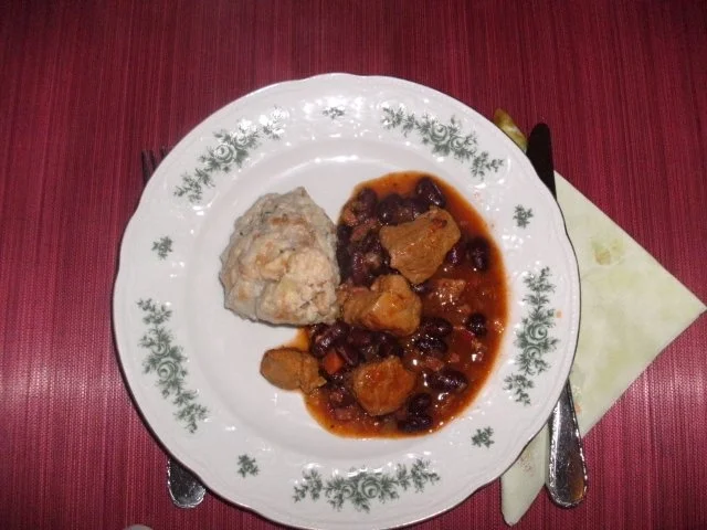 Rezept: Gulasch mit Bohnen und Speck Gulasch mit Bohnen und Speck - Rezept