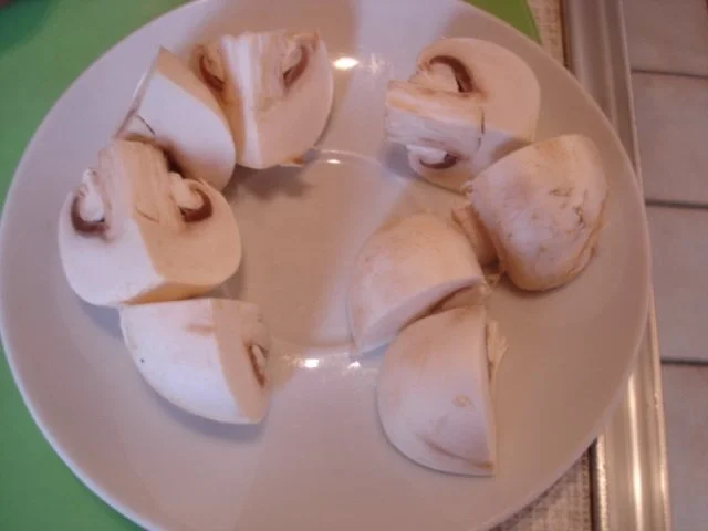 Lummerkotelett auf Vollkornbrot mit Spiegelei und Beilagen - Rezept - Bild Nr. 4