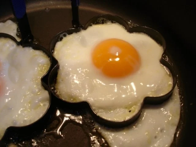 Lummerkotelett auf Vollkornbrot mit Spiegelei und Beilagen - Rezept - Bild Nr. 9