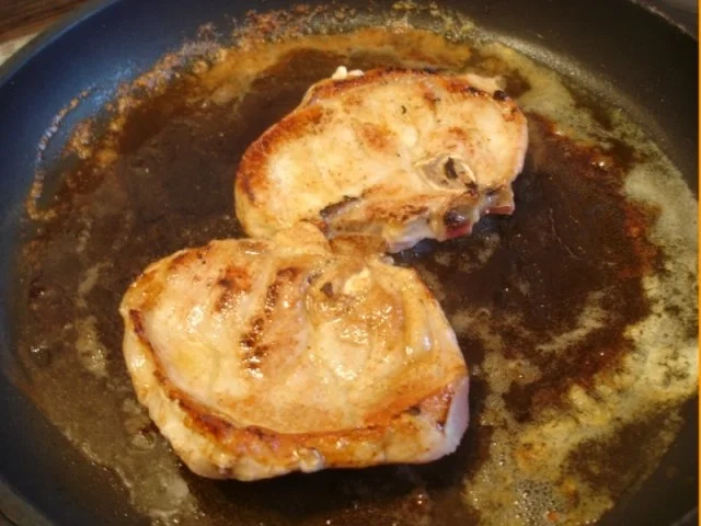 Lummerkotelett auf Vollkornbrot mit Spiegelei und Beilagen - Rezept - Bild Nr. 8