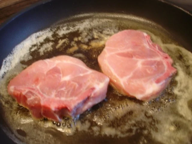 Lummerkotelett auf Vollkornbrot mit Spiegelei und Beilagen - Rezept - Bild Nr. 7