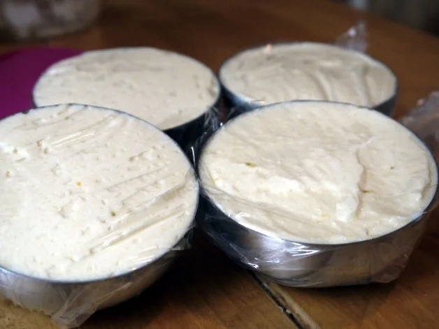 Limetten-Thymian-Parfait mit Rum-Tonka-Kirschen - Rezept - Bild Nr. 7