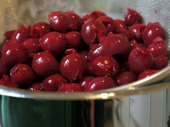 Limetten-Thymian-Parfait mit Rum-Tonka-Kirschen - Rezept - Bild Nr. 9