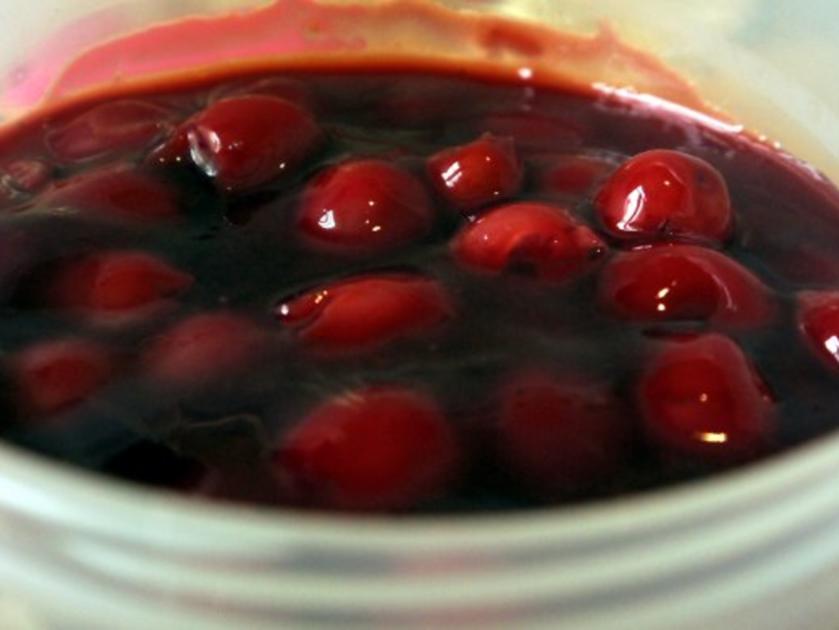 Limetten Thymian Parfait mit Rum Tonka Kirschen - einfach - 53 kcal/100g Limetten Thymian Parfait mit Rum Tonka Kirschen - einfach - 53 kcal/100g