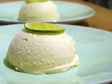 Limetten-Thymian-Parfait mit Rum-Tonka-Kirschen - Rezept - Bild Nr. 11