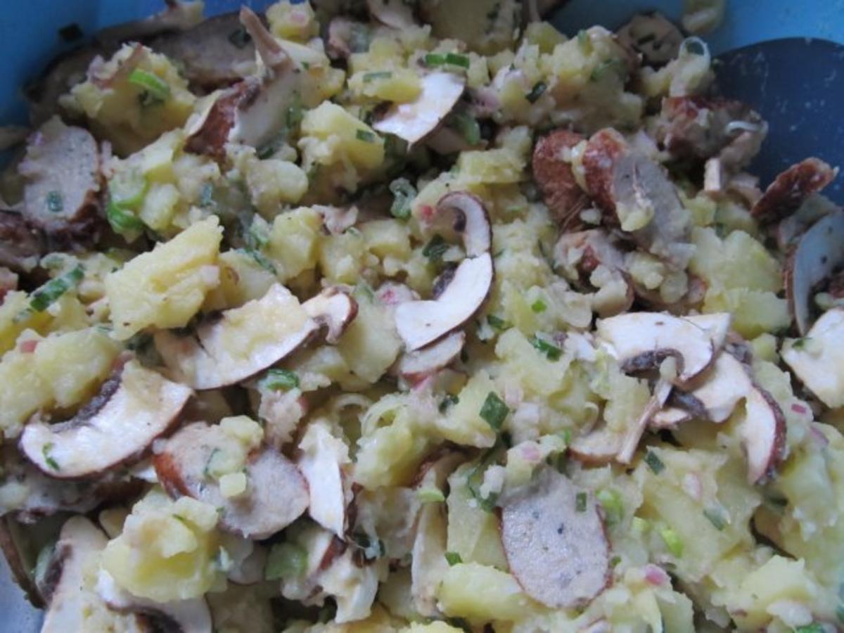 Rostbratwurst-Kartoffel-Salat mit Champignons - Rezept