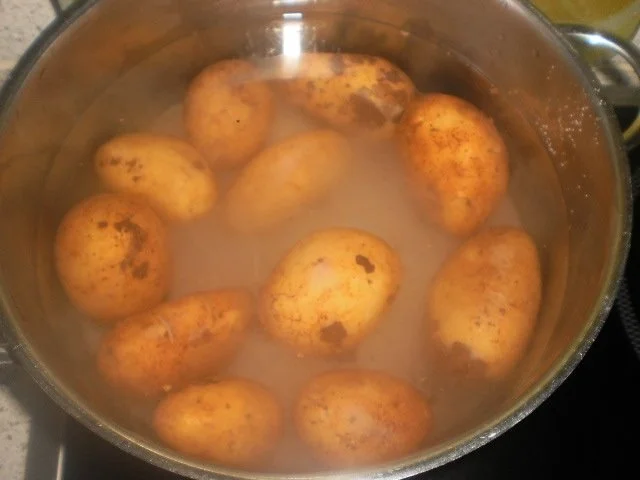 Rezept: Hackfleisch-Champignons mit Kartoffel-Feldsalat Bild Nr. 3 Hackfleisch-Champignons mit Kartoffel-Feldsalat - Rezept - Bild Nr. 3