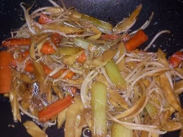 Asia Menü mit Huhn, Gemüse und Nudeln - Rezept - Bild Nr. 3