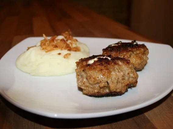 Fleischpflanzerl gefüllt mit Schafskäse - Rezept