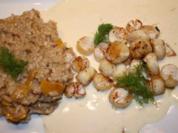Kammuscheln auf Tonka-Rieslingschaum und Kürbisrisotto mit Vanille-Berberitzen - Rezept
