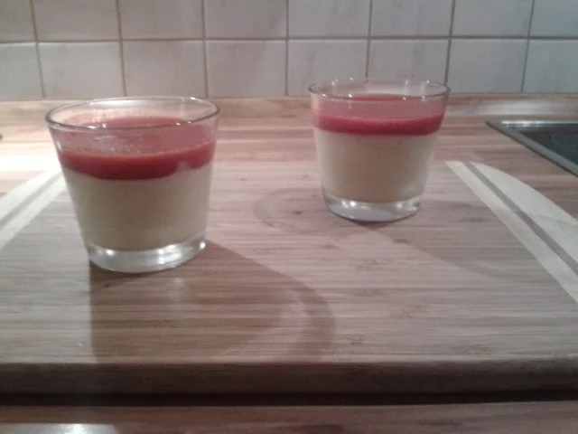 Eierlikörmousse mit Erdbeersoße - Rezept