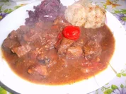 Fleischtopf : Gulasch halb und halb - Rezept