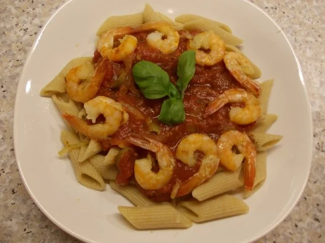 Scampi auf Tomatenragout und Penne - Rezept