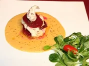 In Kümmel gebratene Lotte auf Kartoffel-Majoran-Soße und roter Bete - Rezept