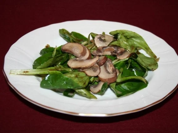 Rezept: Feldsalat mit gebratenen Pilzen Feldsalat mit gebratenen Pilzen - Rezept