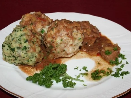 Rezept: Biergulasch mit dreierlei Knödl Biergulasch mit dreierlei Knödl - Rezept