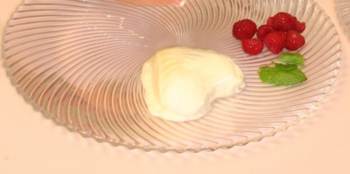 Bilder für Bayrische Crème mit Himbeere auf Glühweinspiegel - Rezept