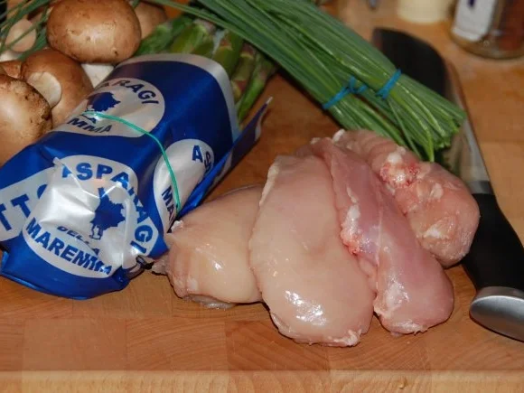 HÄHNCHENBRUST MIT GRÜNEM SPARGEL UND BRAUNEN CHAMPIGNONS AUS DEM WOK - Rezept - Bild Nr. 3