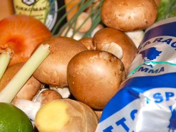 HÄHNCHENBRUST MIT GRÜNEM SPARGEL UND BRAUNEN CHAMPIGNONS AUS DEM WOK - Rezept - Bild Nr. 4