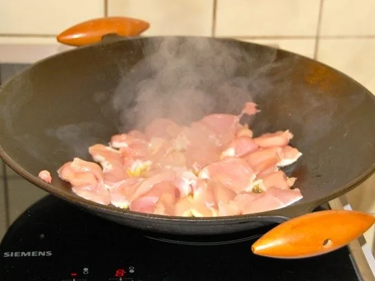 HÄHNCHENBRUST MIT GRÜNEM SPARGEL UND BRAUNEN CHAMPIGNONS AUS DEM WOK - Rezept - Bild Nr. 13