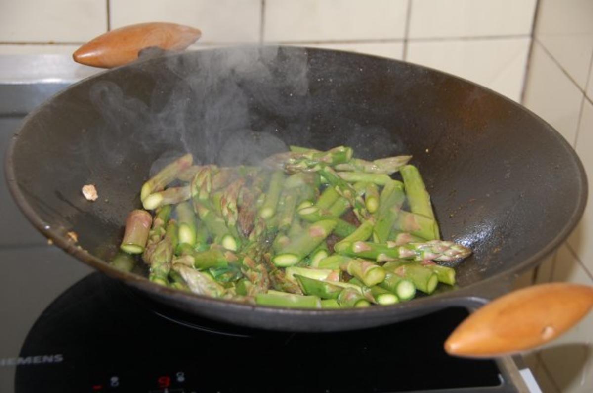 HÄHNCHENBRUST MIT GRÜNEM SPARGEL UND BRAUNEN CHAMPIGNONS AUS DEM WOK - Rezept - Bild Nr. 15