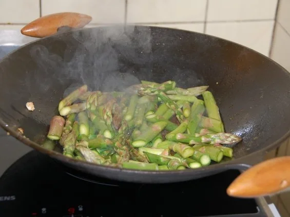 HÄHNCHENBRUST MIT GRÜNEM SPARGEL UND BRAUNEN CHAMPIGNONS AUS DEM WOK - Rezept - Bild Nr. 15