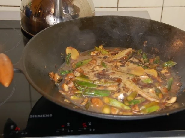 HÄHNCHENBRUST MIT GRÜNEM SPARGEL UND BRAUNEN CHAMPIGNONS AUS DEM WOK - Rezept - Bild Nr. 17