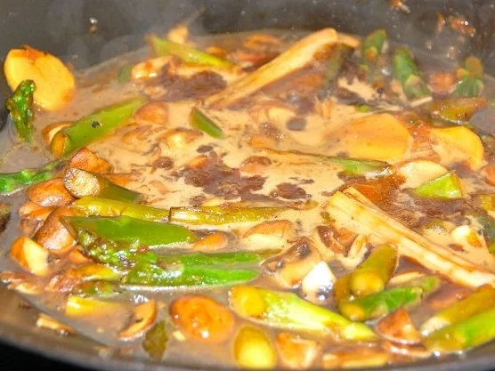 HÄHNCHENBRUST MIT GRÜNEM SPARGEL UND BRAUNEN CHAMPIGNONS AUS DEM WOK - Rezept - Bild Nr. 18