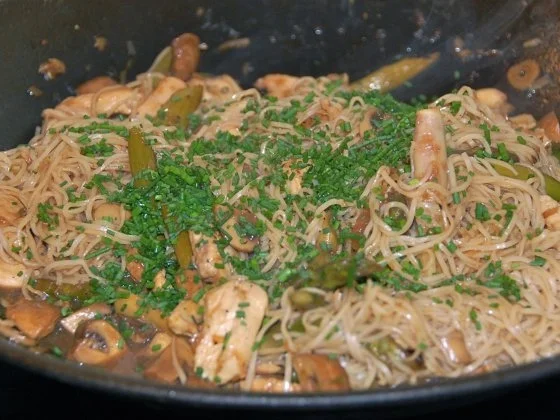 HÄHNCHENBRUST MIT GRÜNEM SPARGEL UND BRAUNEN CHAMPIGNONS AUS DEM WOK - Rezept - Bild Nr. 19