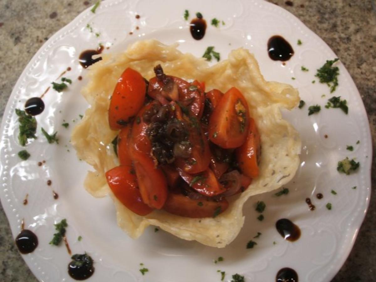 Käse: Parmesankörbchen mit Tomatensalat - Rezept
