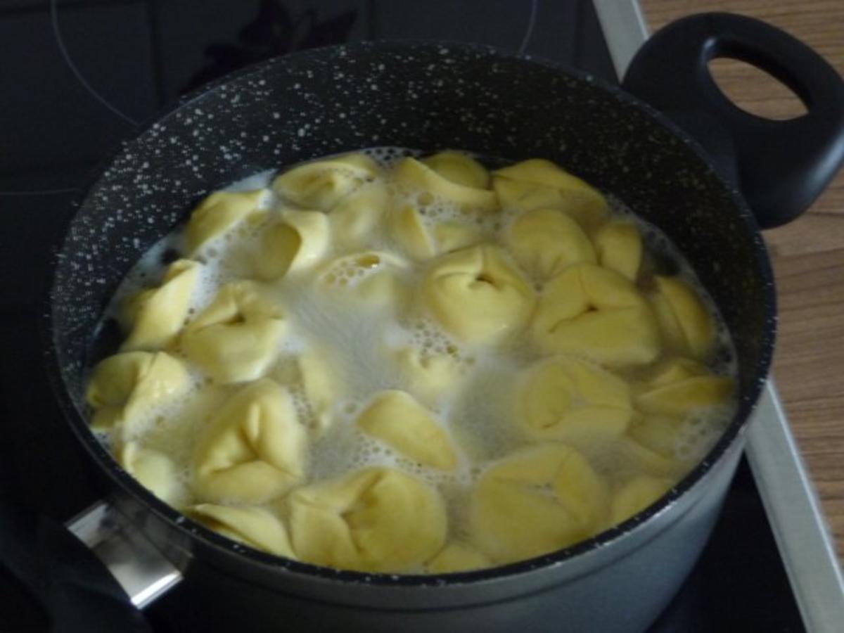 Aus dem Backofen : Tortellini - Gemüse- Zwiebelsuppe mit Käse überbacken - Rezept - Bild Nr. 3