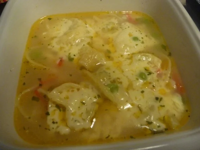 Aus dem Backofen : Tortellini - Gemüse- Zwiebelsuppe mit Käse überbacken - Rezept - Bild Nr. 2