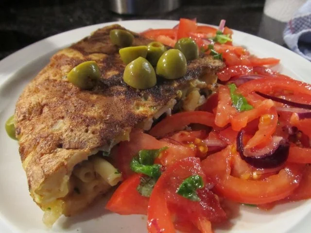 Nudelomelett mit Tomatensalat - Rezept