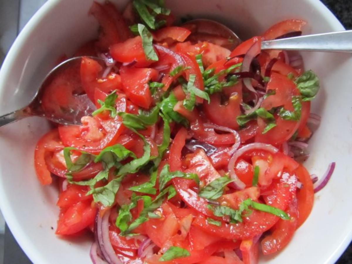 Nudelomelett mit Tomatensalat - Rezept - Bild Nr. 3