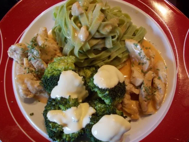 Putengeschnezeltes mit grünen Nudeln und  Broccoli mit Hollandaise - Rezept - Bild Nr. 2