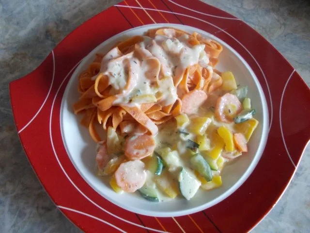 Gemüsegeschnezeltes mit roten Nudeln - Rezept