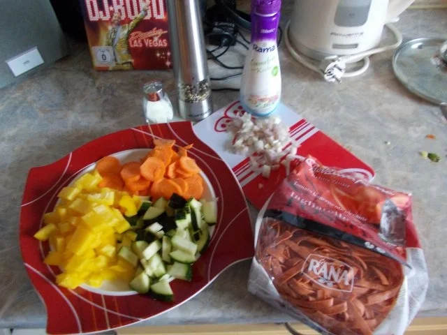 Gemüsegeschnezeltes mit roten Nudeln - Rezept - Bild Nr. 2