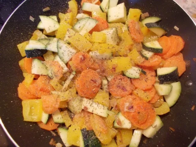 Gemüsegeschnezeltes mit roten Nudeln - Rezept - Bild Nr. 4