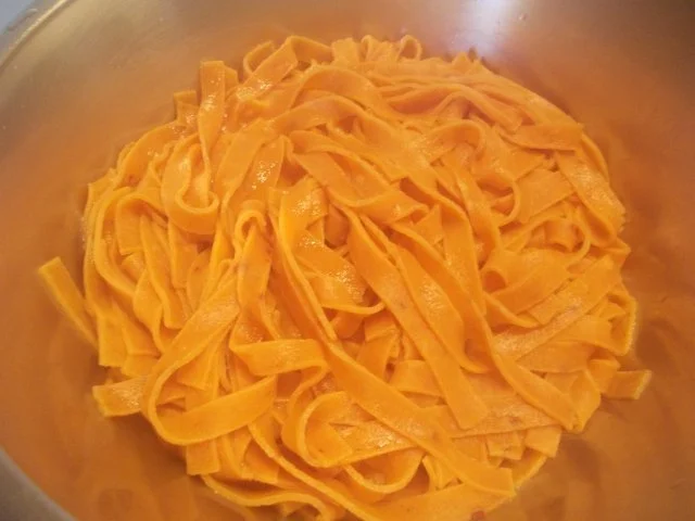 Gemüsegeschnezeltes mit roten Nudeln - Rezept - Bild Nr. 5