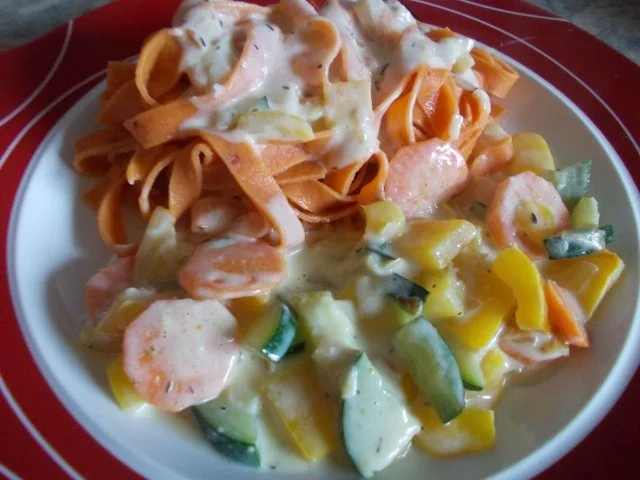 Gemüsegeschnezeltes mit roten Nudeln - Rezept - Bild Nr. 7