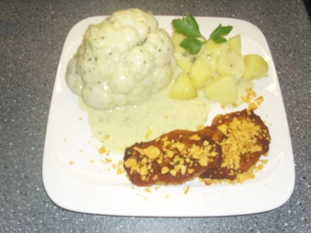 Blumenkohl mit Käsesosse, Knusperschnitzel und Kartoffeln - Rezept