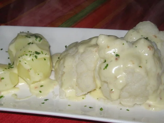 Blumenkohl mit Käsesosse, Knusperschnitzel und Kartoffeln - Rezept - Bild Nr. 7