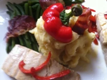 Rezept: Wildlachs-Filet mit Speckbohnen und Paprikastreifen mit Stampfkartoffeln Wildlachs-Filet mit Speckbohnen und Paprikastreifen mit Stampfkartoffeln - Rezept