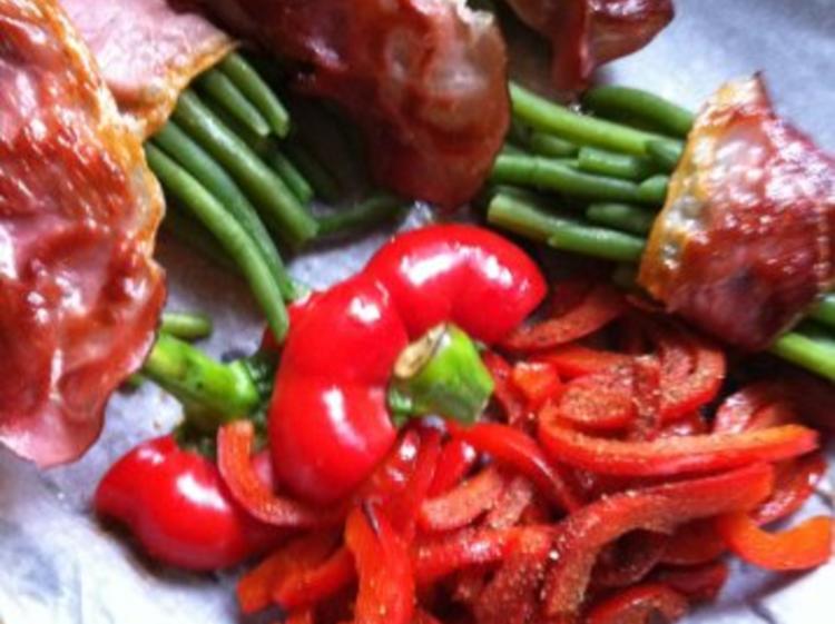 Wildlachs Filet mit Speckbohnen und Paprikastreifen mit ...