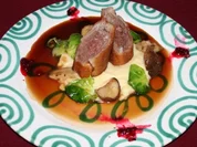 Rehrücken im Tramezzinimantel auf Selleriepüree, Rosenkohl und Pilzen - Rezept
