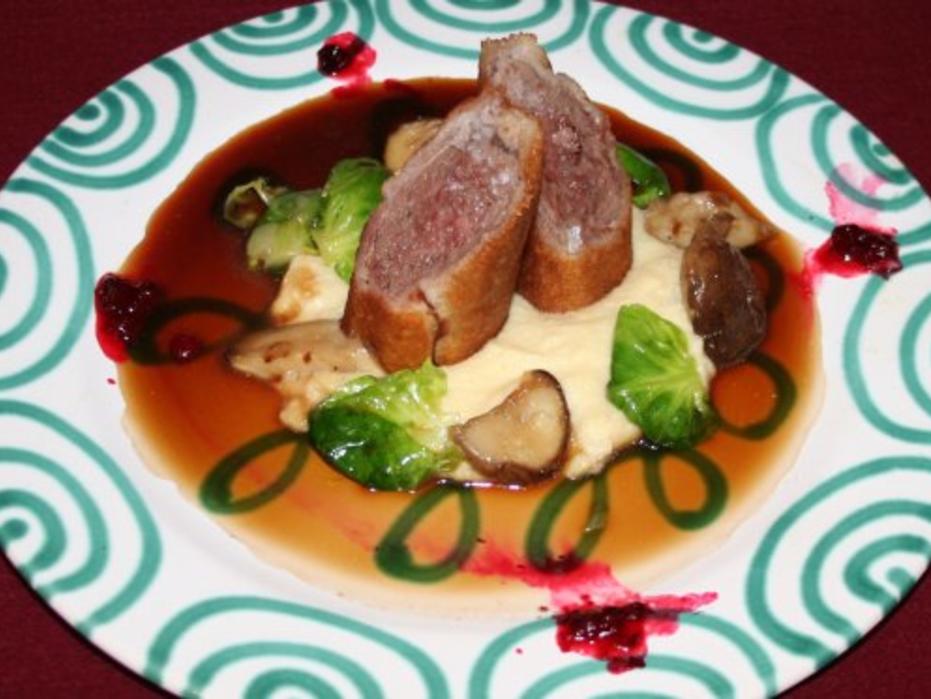 Rehrücken im Tramezzinimantel auf Selleriepüree, Rosenkohl und Pilzen ...