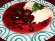 Rezept: Topfenknödel und Topfeneis mit Zwetschgenröster Topfenknödel und Topfeneis mit Zwetschgenröster - Rezept