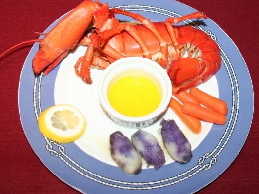 Halber Hummer in Butter geschwenkt mit verschiedenen Gemüse und Sauce Hollandaise - Rezept