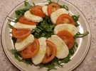 Tomaten mit Mozzarella auf Rucola - Rezept